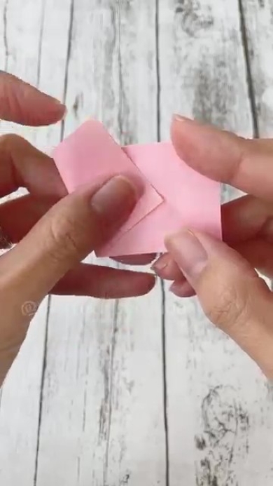 折り紙を折る画像