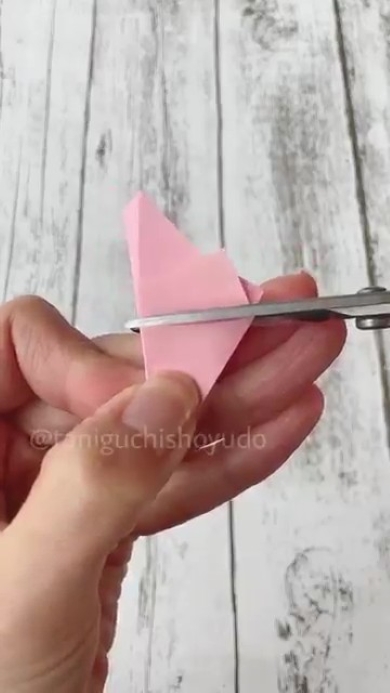 折り紙をハサミでカットする画像