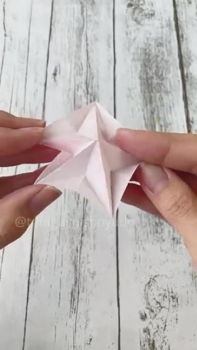 折り紙を折る画像