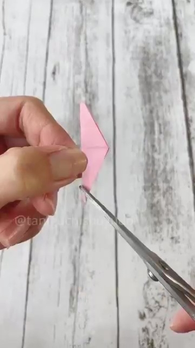 折り紙をハサミでカットする画像