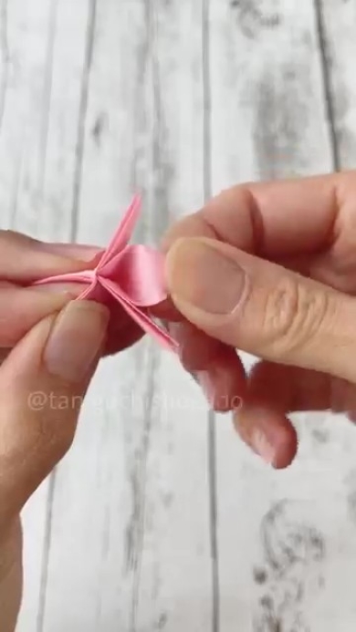 折り紙を折る画像