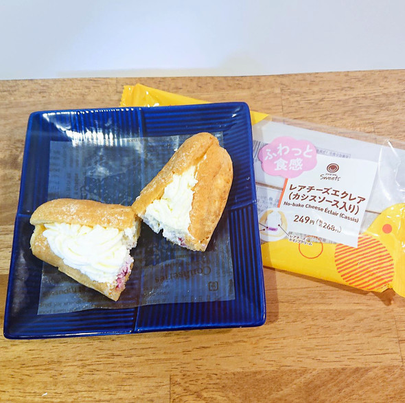 レアチーズエクレア（カシスソース入り）