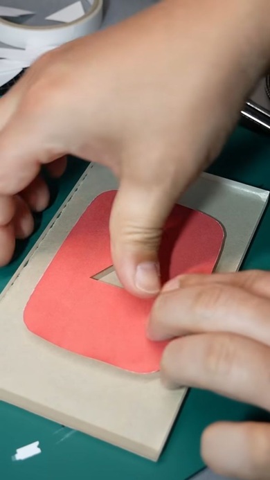 印刷したYouTubeマークをアクリルパネルに貼る