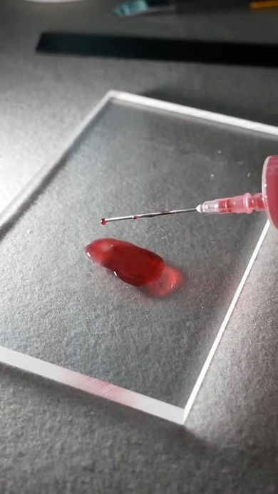 アクリルパネルに赤い冷却水を滴下