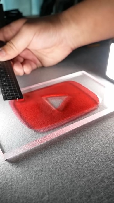 アクリルパネル上に形作られたYouTubeマーク