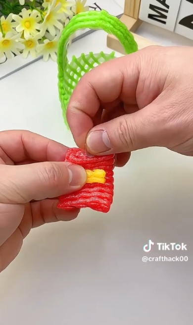 お花のオブジェを作る様子