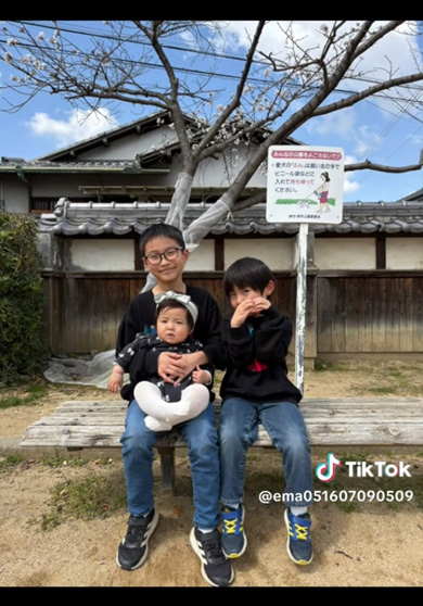 桜の下 10年間 写真 撮り続けたら 成長記録 赤ちゃん 兄弟 家族 増える 同じ場所