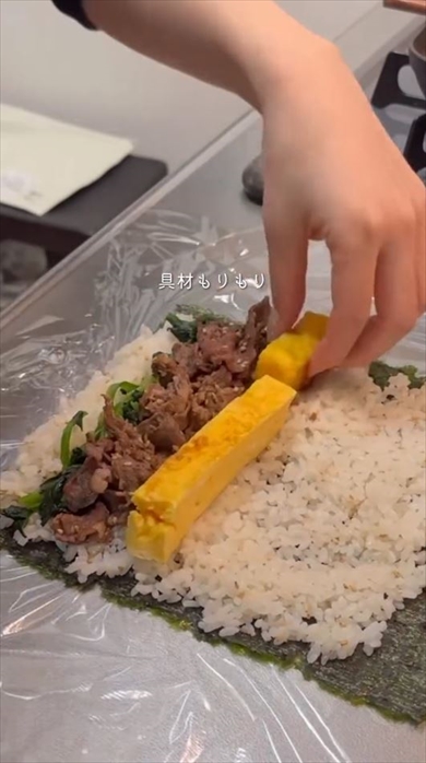 同棲中の彼氏のため、真夜中にキンパ弁当を作る彼女がすごい