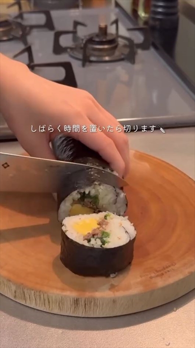 同棲中の彼氏のため、真夜中にキンパ弁当を作る彼女がすごい