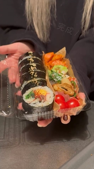 同棲中の彼氏のため、真夜中にキンパ弁当を作る彼女がすごい