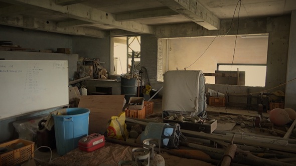 さまざまな残置物がある廃工場の中2階
