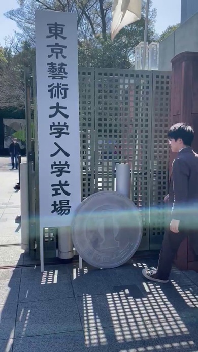 東京藝術大学入学式場のミニチュアと比較対象の1円玉と人間