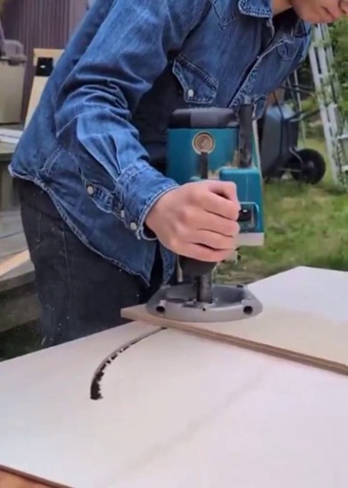 木材を円盤状に切り出す作業