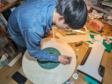 円盤状の木材を加工