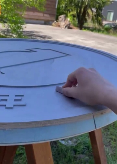 巨大1円玉にヤスリがけする様子