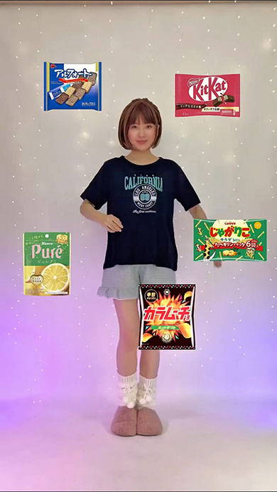 お菓子と黒Tの女性