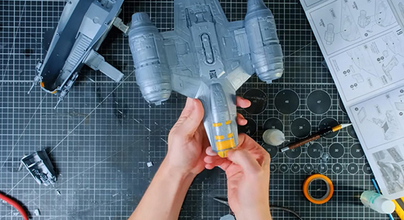 レイザー・クレストを組み立てる