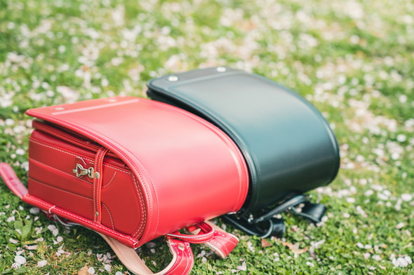 赤色と黒色のランドセル