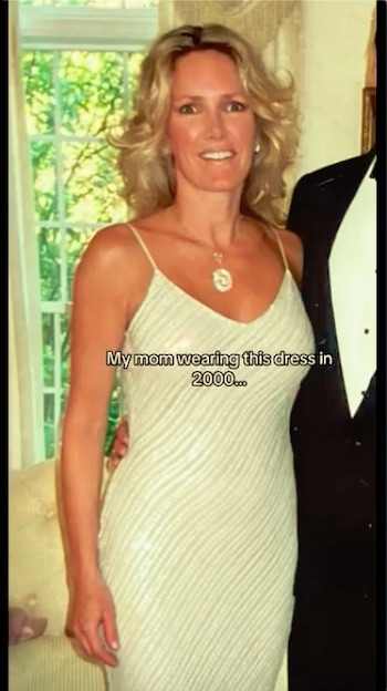 白いドレスで笑顔を浮かべるお母さん