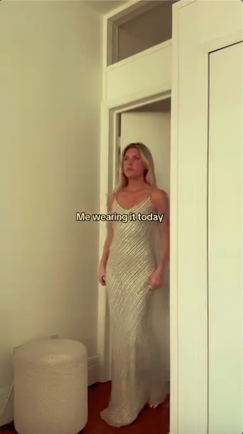 母のドレスを着たダニエルさん