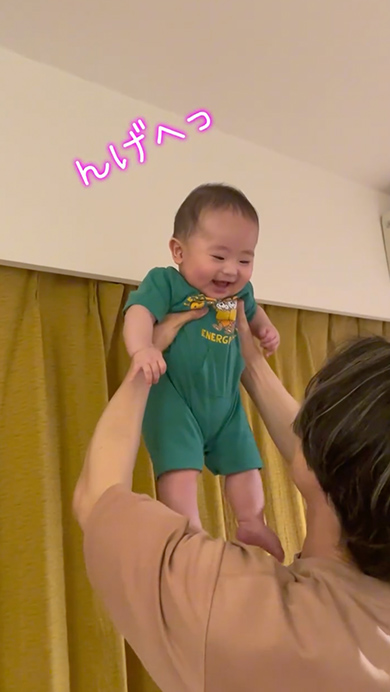 パパに高い高いされて大喜びする赤ちゃん