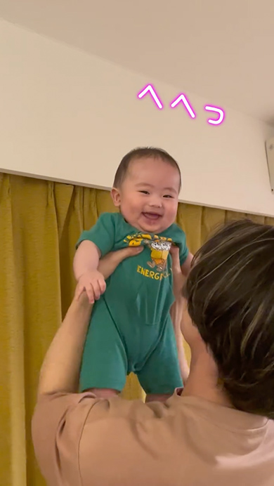 パパに高い高いされて大喜びする赤ちゃん