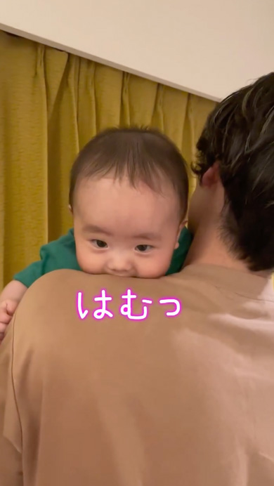パパに高い高いされて大喜びする赤ちゃん