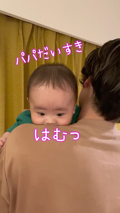 パパに高い高いされて大喜びする赤ちゃん