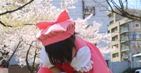 「娘産んだらやらせたいこと1位」祖母の手作りコスプレ衣装ではしゃぐ孫 → “アニメのようなシーン”を偶然再現し5.5万いいね「うちの子にも着せたい」（1/3） | 教育・子育て ねとらぼ