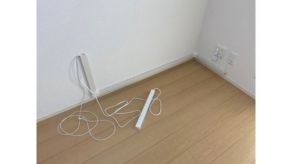 コンセントからのケーブルを隠すために貼ったモール