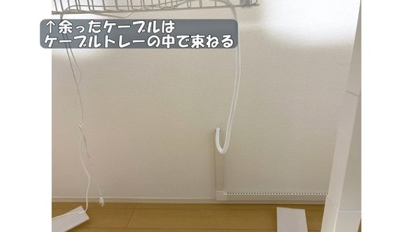 ケーブルトレーとスリーブでまとめたケーブル