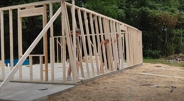 5万ドル以下で家を建てた一家