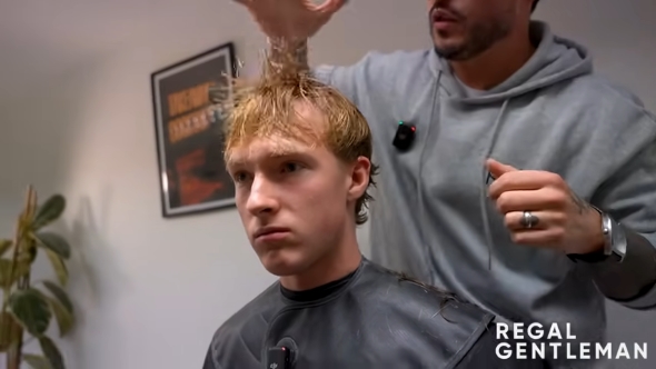 スタイリング剤をつける様子