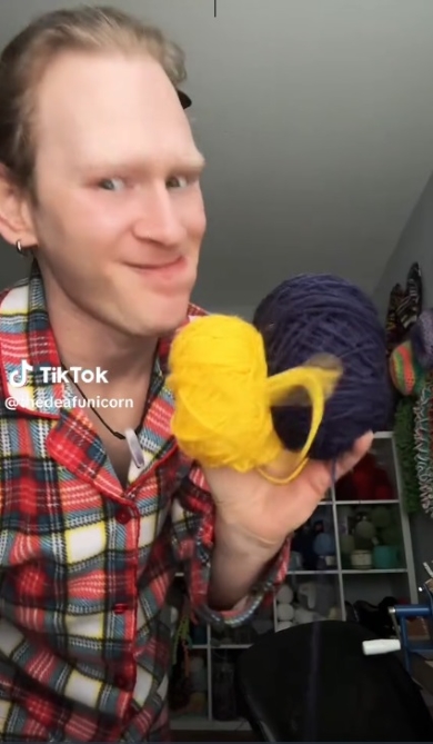 黄色と紺の毛糸を使用