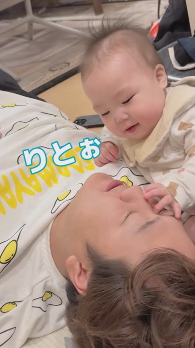 赤ちゃんとパパのやりとり