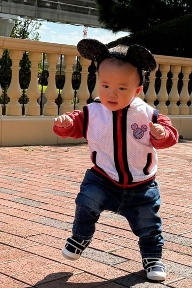 子どもの影がミッキーマウスのシルエット