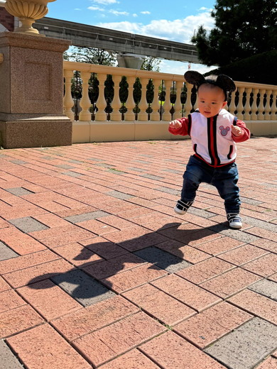 子どもの影がミッキーマウスのシルエット