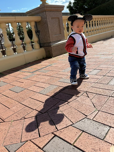 子どもの影がミッキーマウスのシルエット