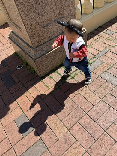 子どもの影がミッキーマウスのシルエット