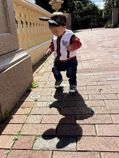 子どもの影がミッキーマウスのシルエット