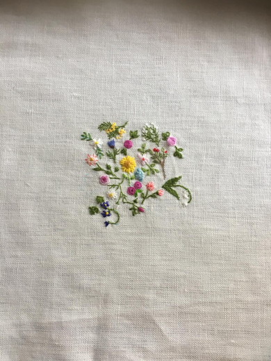 数輪の花の刺しゅう