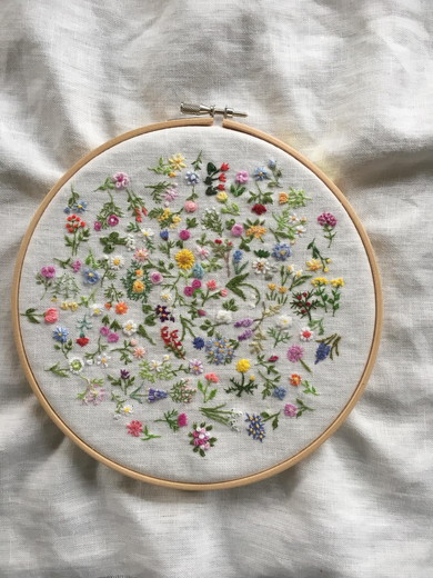 たくさんの花の刺しゅう