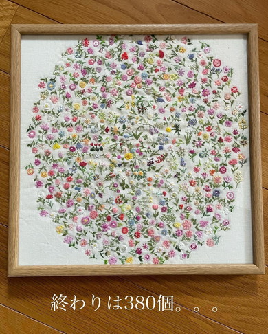 たくさんの花の刺しゅう