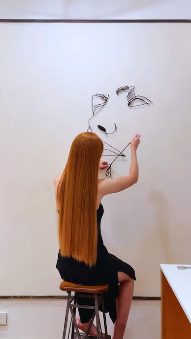 壁に巨大な刺しゅう