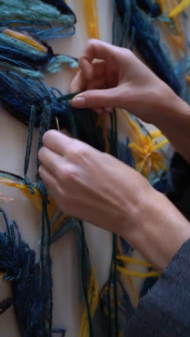 壁に巨大な刺しゅう