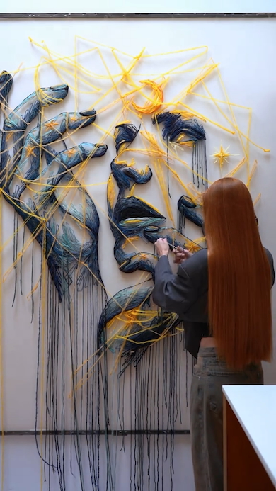 壁に巨大な刺しゅう