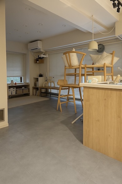 床をグレーのフロアタイルに変更