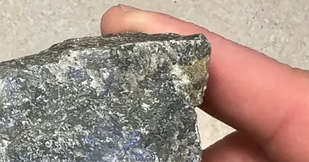 6年前学生時代にヤスリで擦ったただの石 擦切磨製石斧未完成品 文化遺産オンライン