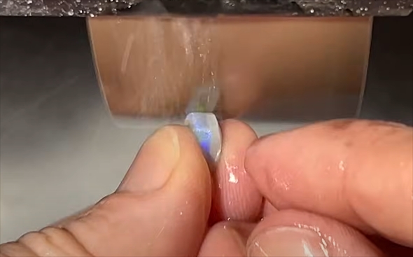 100ドルの原石が瞬く間に2000ドルの宝石に変化