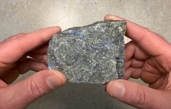 原石から生まれたペンダント（ラブラドライト）